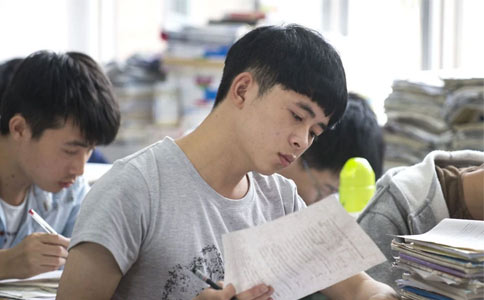 上海龙文教育高考复读班来帮学生二战高考